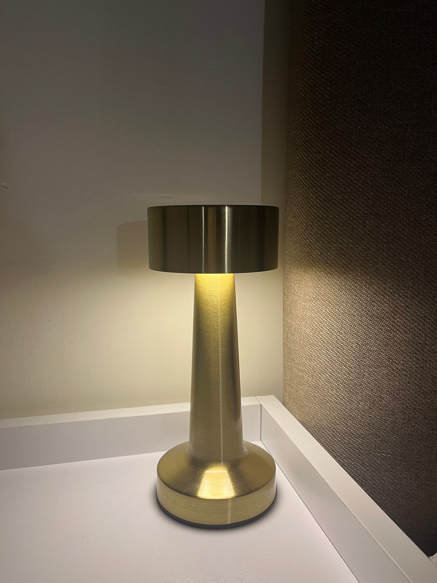 Round Table Lamp (Gold)