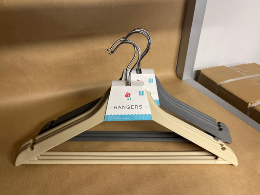 Pack of 3 strong Plastic Hangers